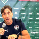 Zubeldía 'rouba a cena' e faz 'encenação' ao analisar lance que anulou gol do Fluminense