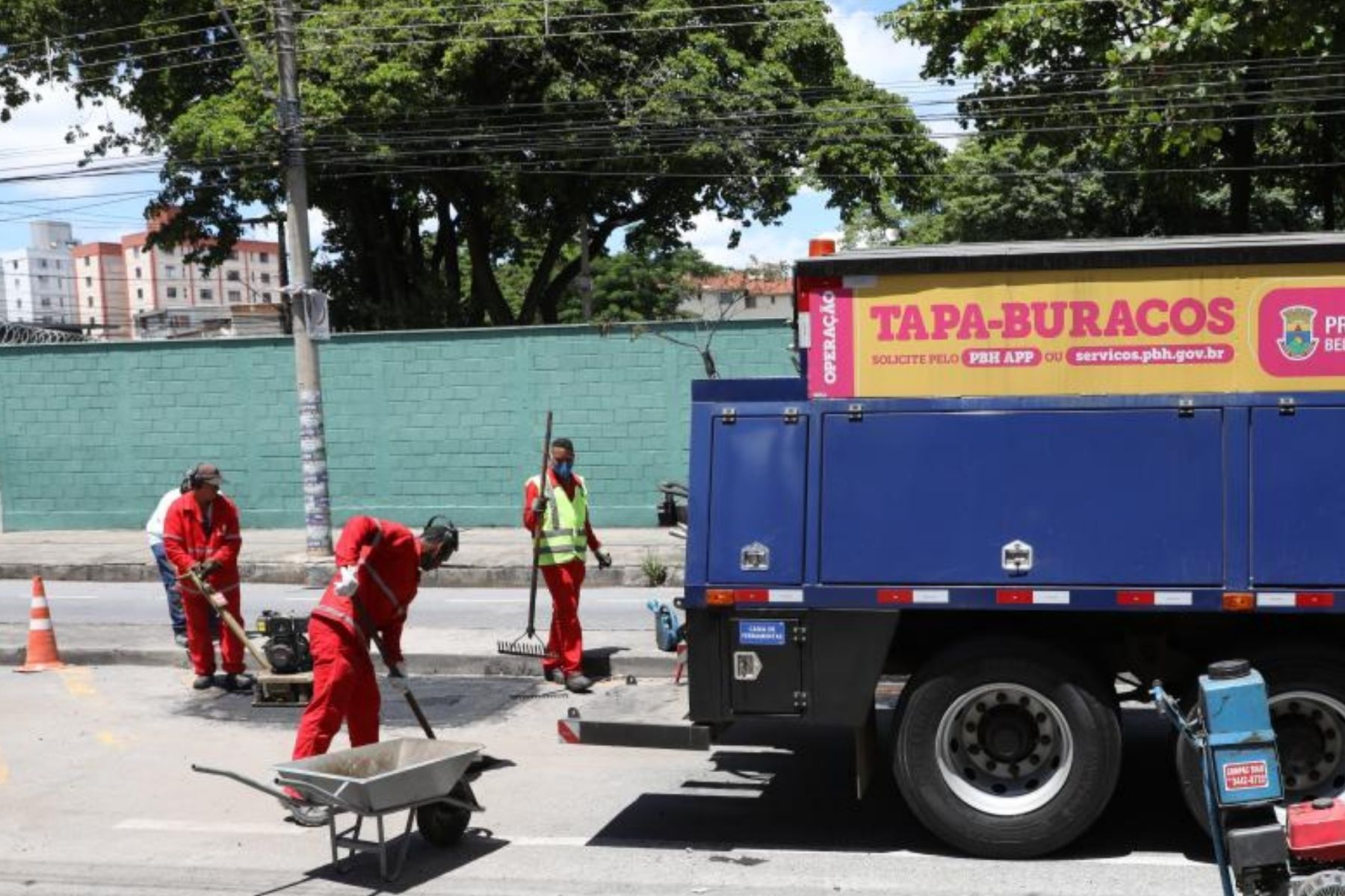 Motoristas reclamam dos buracos das ruas de BH: 'Desvia de um e cai em outro'