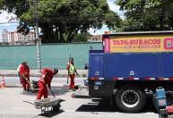 Motoristas reclamam dos buracos das ruas de BH: 'Desvia de um e cai em outro'