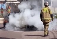 Carro elétrico pega fogo em Curitiba, e motorista foge às pressas; assista
