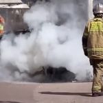 Carro elétrico pega fogo em Curitiba, e motorista foge às pressas; assista