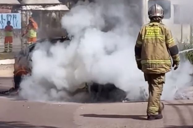 Carro elétrico pega fogo em Curitiba, e motorista foge às pressas; assista