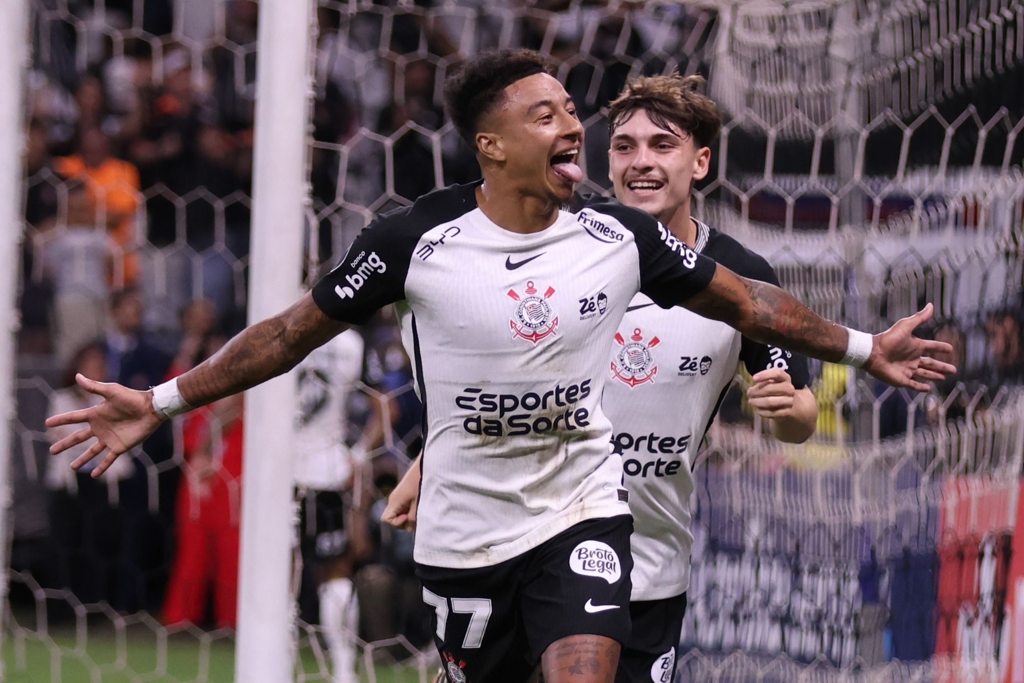 Lingard preenche lacuna do Corinthians e desponta como destaque com Diniz
