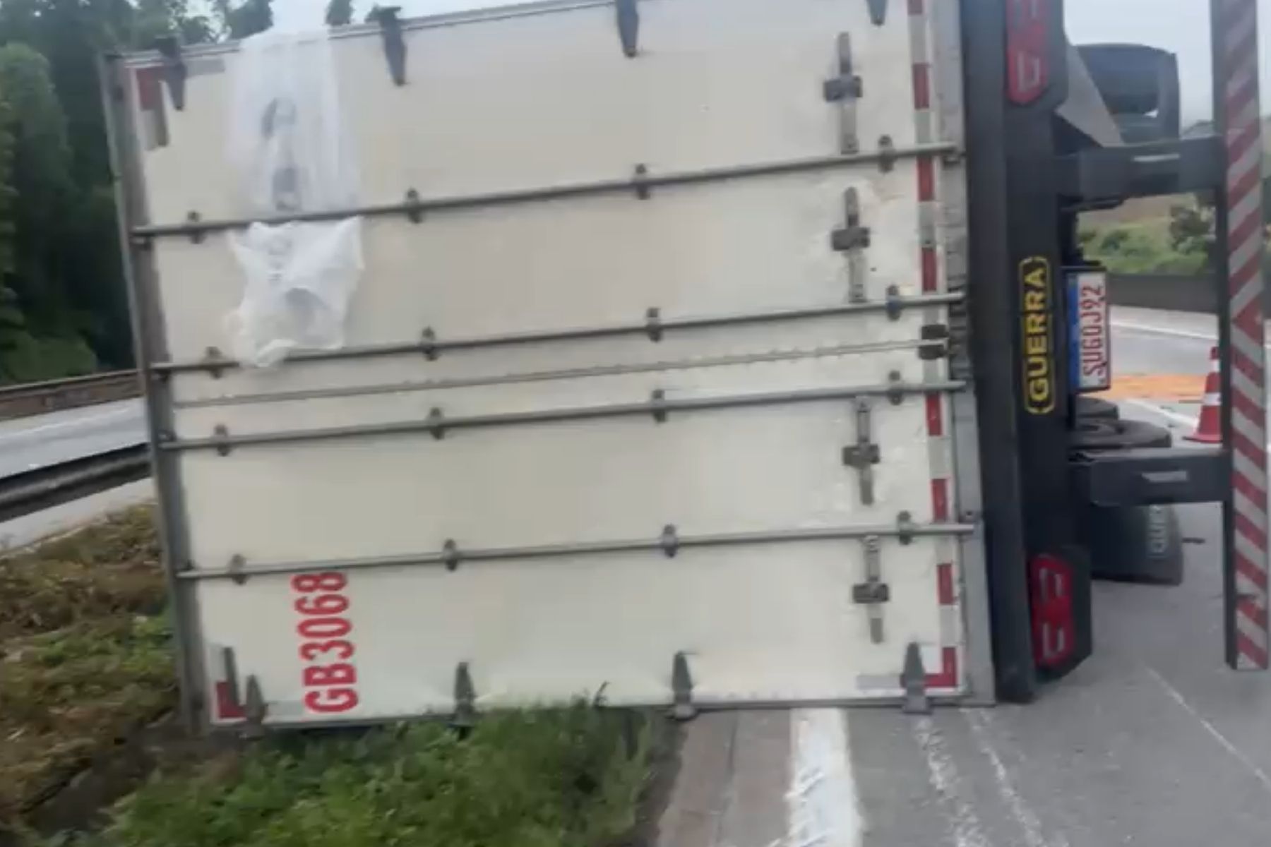 Dois tombamentos de carretas interditam a Fernão Dias, em MG
