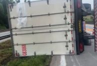 Dois tombamentos de carretas interditam a Fernão Dias, em MG