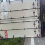 Dois tombamentos de carretas interditam a Fernão Dias, em MG