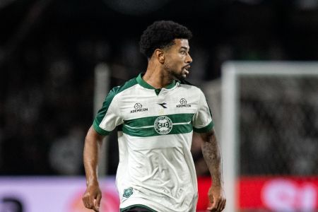 Lucas Ronier em ação pelo Coritiba contra o Fluminense