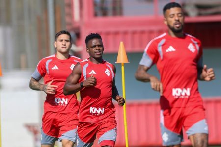 Inter treina no CT Parque Gigante, em Porto Alegre, antes do GreNal