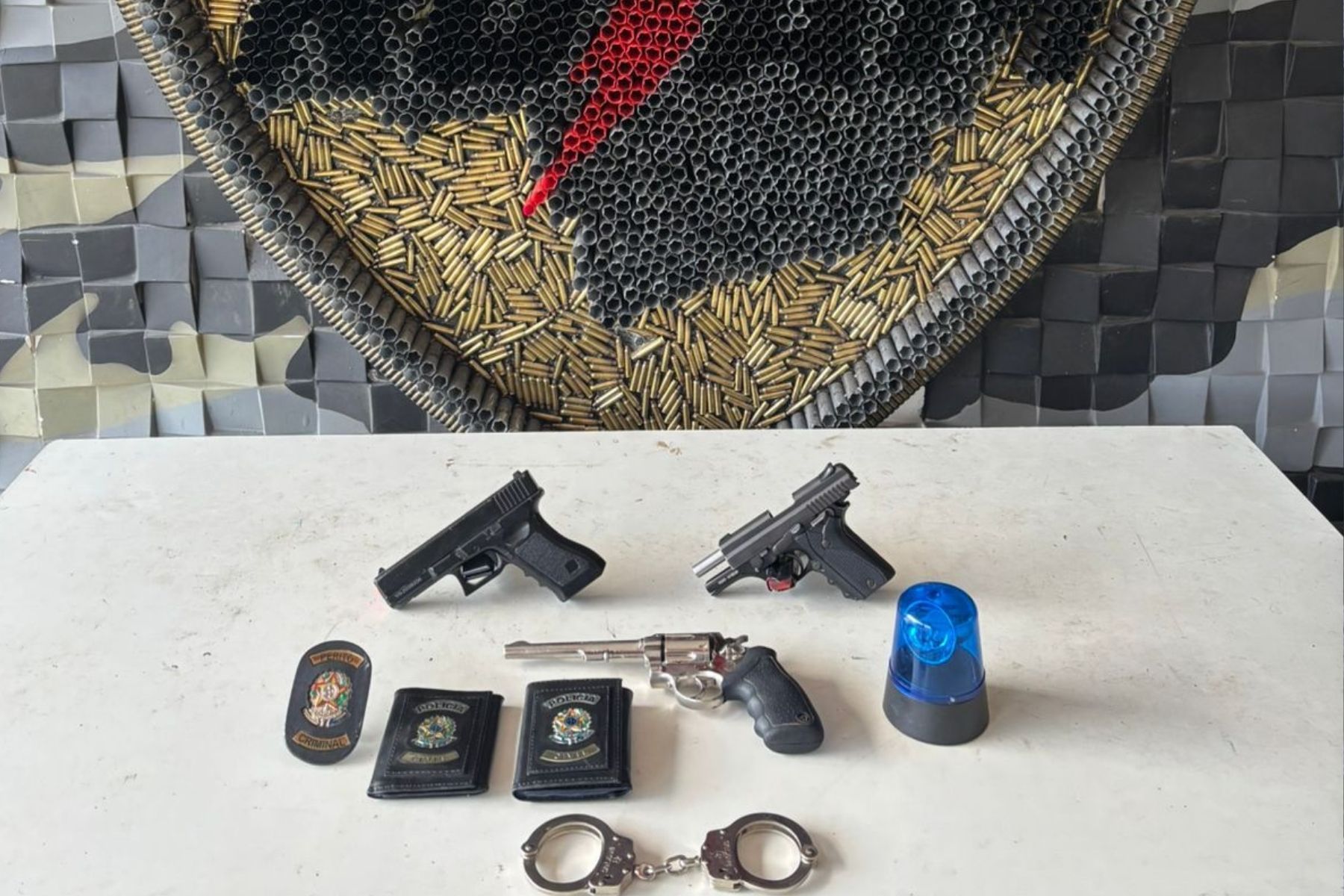 Homem que se passava por policial com distintivo e giroflex é preso com armas em BH