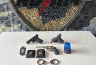 Homem que se passava por policial com distintivo e giroflex é preso com armas em BH