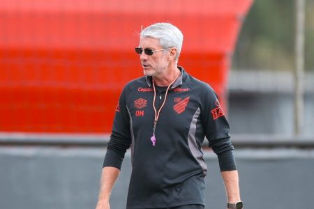 Odair Hellmann em treino do Athletico-PR