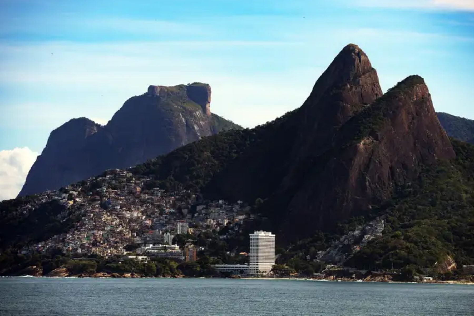 Tiroteio em operação policial deixa turistas presos no Vidigal, no RJ