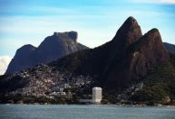 Tiroteio em operação policial deixa turistas presos no Vidigal, no RJ