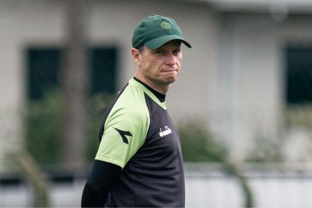 Fernando Seabra prepara o Coritiba para duelo com o Botafogo