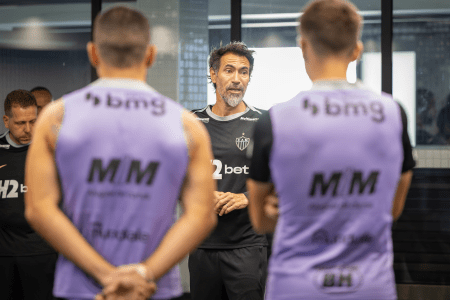 Técnico Eduardo Domínguez com o elenco do Atlético na Cidade do Galo