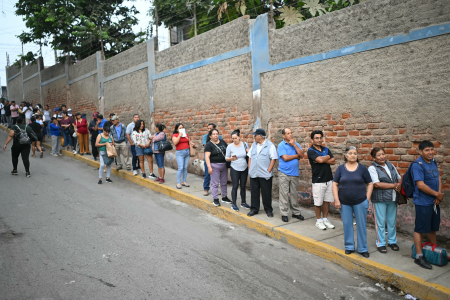 Eleitores fazem fila após prorrogação das votações por falhas técnicas