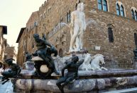 Mulher causa prejuízo de R$ 30 mil após escalar obra para tocar pênis de estátua