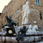 Mulher causa prejuízo de R$ 30 mil após escalar obra para tocar pênis de estátua