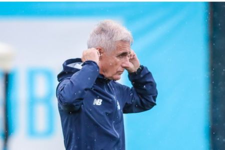 Luís Castro em treino do Grêmio no CT Luiz Carvalho, em Porto Alegre, antes da viagem a Montevidéu, no Uruguai