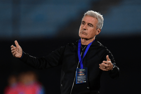 Luís Castro à beira do campo do Centenario, em Montevidéu, na derrota do Grêmio para o City Torque