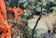 Mulher cai de altura de 10 metros em cachoeira e é resgatada pelos bombeiros na Grande BH