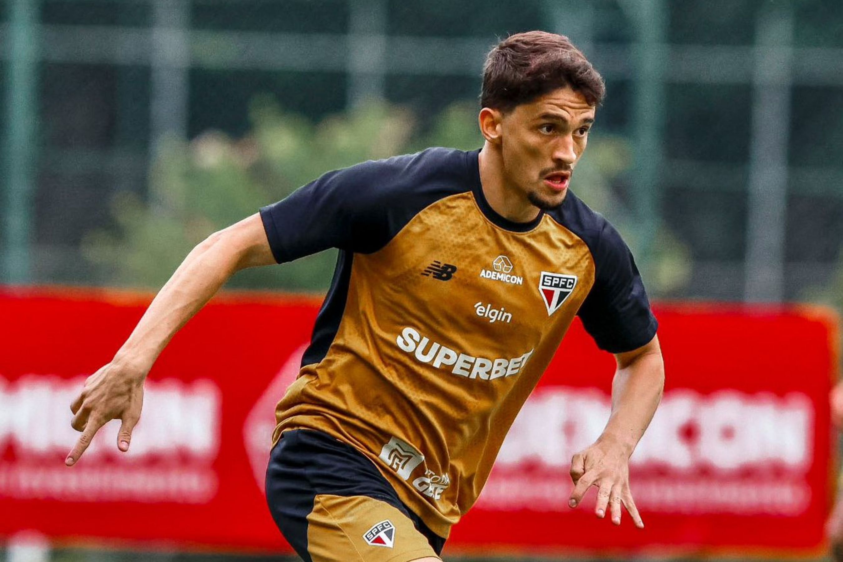 Jogador do São Paulo sofre fraturas na face e passará por cirurgia