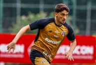 Jogador do São Paulo sofre fraturas na face e passará por cirurgia