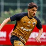 Jogador do São Paulo sofre fraturas na face e passará por cirurgia