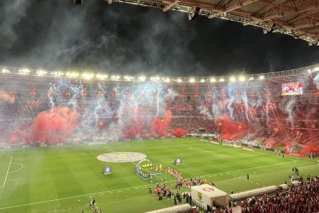 Estádio Beira-Rio, em Porto Alegre, na entrada de campo dos jogadores para o GreNal 452