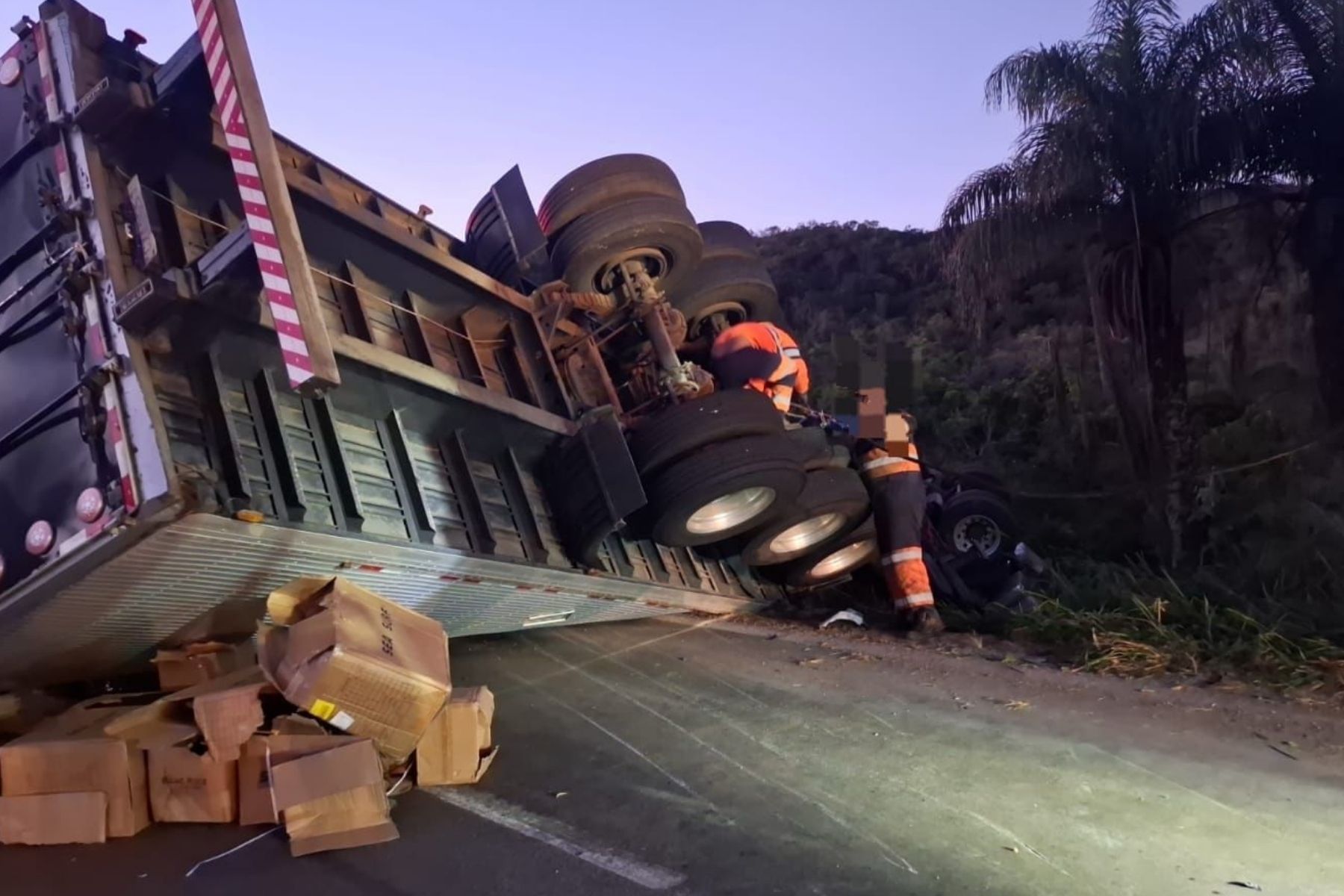 Carreta tomba na BR-381 e causa congestionamento na Grande BH