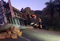 Carreta tomba na BR-381 e bloqueia os dois sentidos na Grande BH