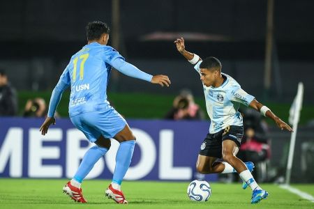 Grêmio jogou com o City Torque no Estádio Centenário