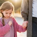 Pai que não cumpre visitas à filha após divórcio pode ser multado, decide Justiça