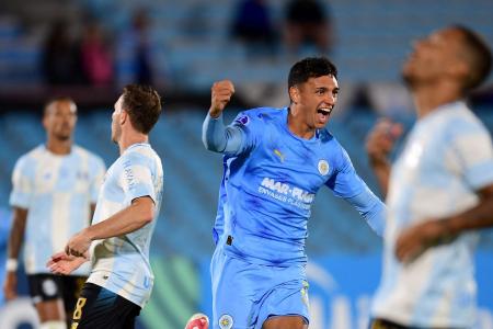 Aguero comemora gol do City Torque contra o Grêmio