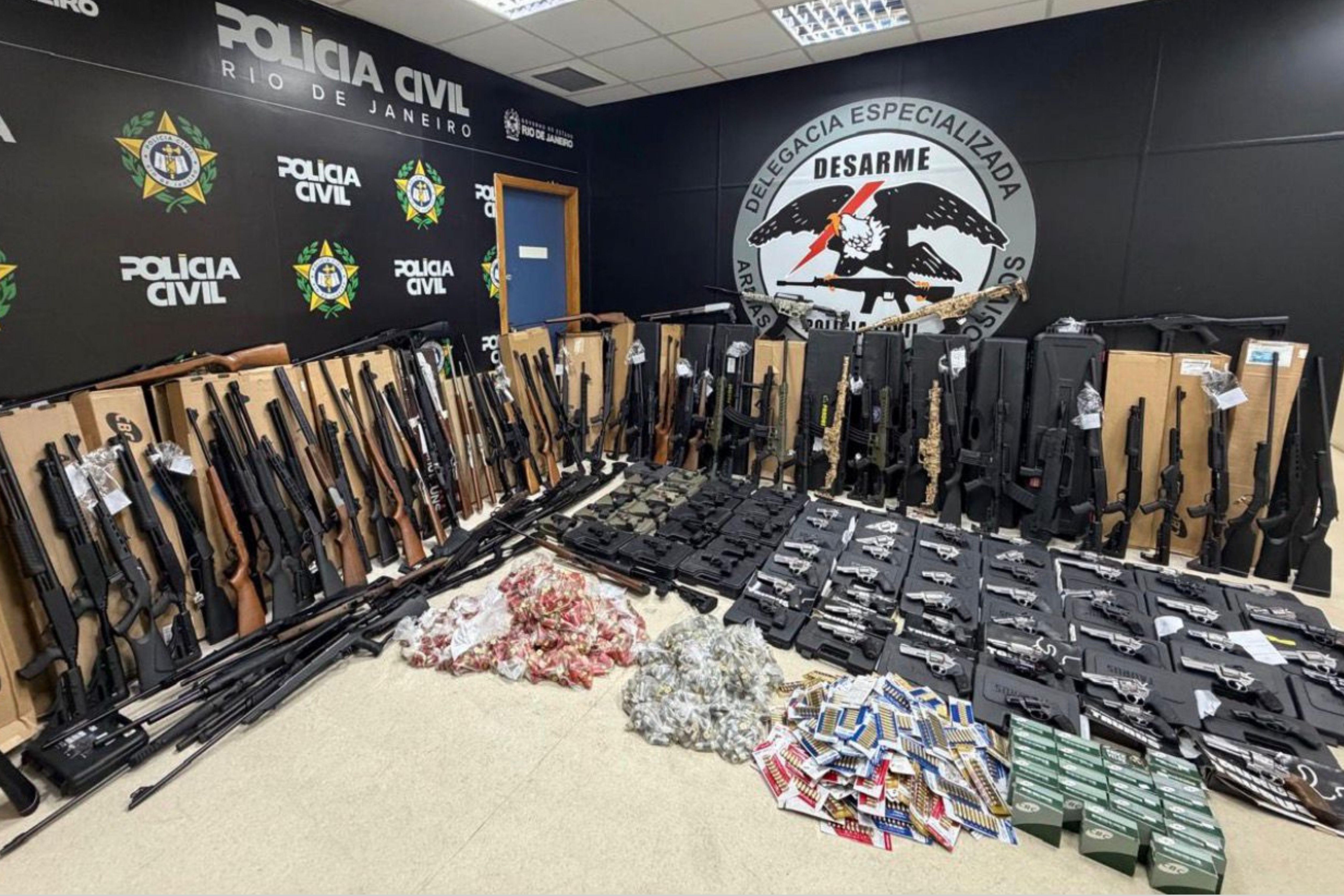 Polícia apreende arsenal com mais de 160 armas e 8 mil munições no RJ; veja vídeo
