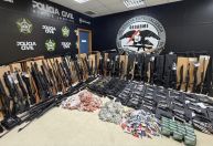 Polícia apreende arsenal com mais de 160 armas e 8 mil munições no RJ; veja vídeo