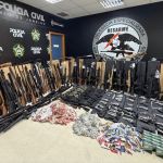 Polícia apreende arsenal com mais de 160 armas e 8 mil munições no RJ; veja vídeo