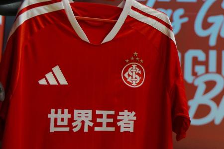 Camisa do Inter com patch em japonês