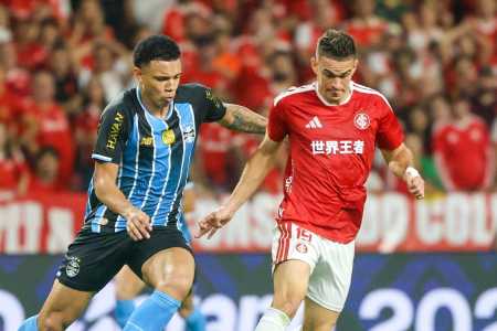 Viery, do Grêmio, em jogada contra Borré, do Inter