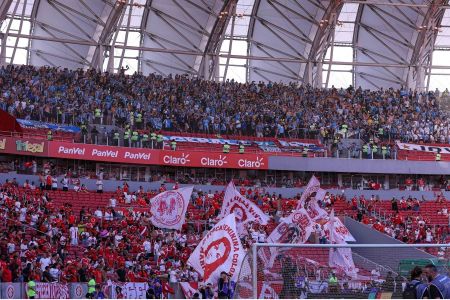 Torcidas de Inter e Grêmio no Beira-Rio, em Porto Alegre