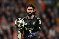 Técnico do Liverpool atualiza situação de goleiro da Seleção Brasileira