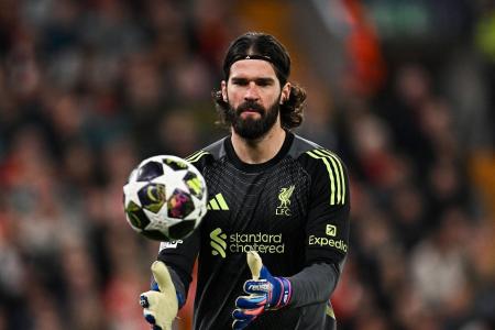 Alisson em ação pelo Liverpool
