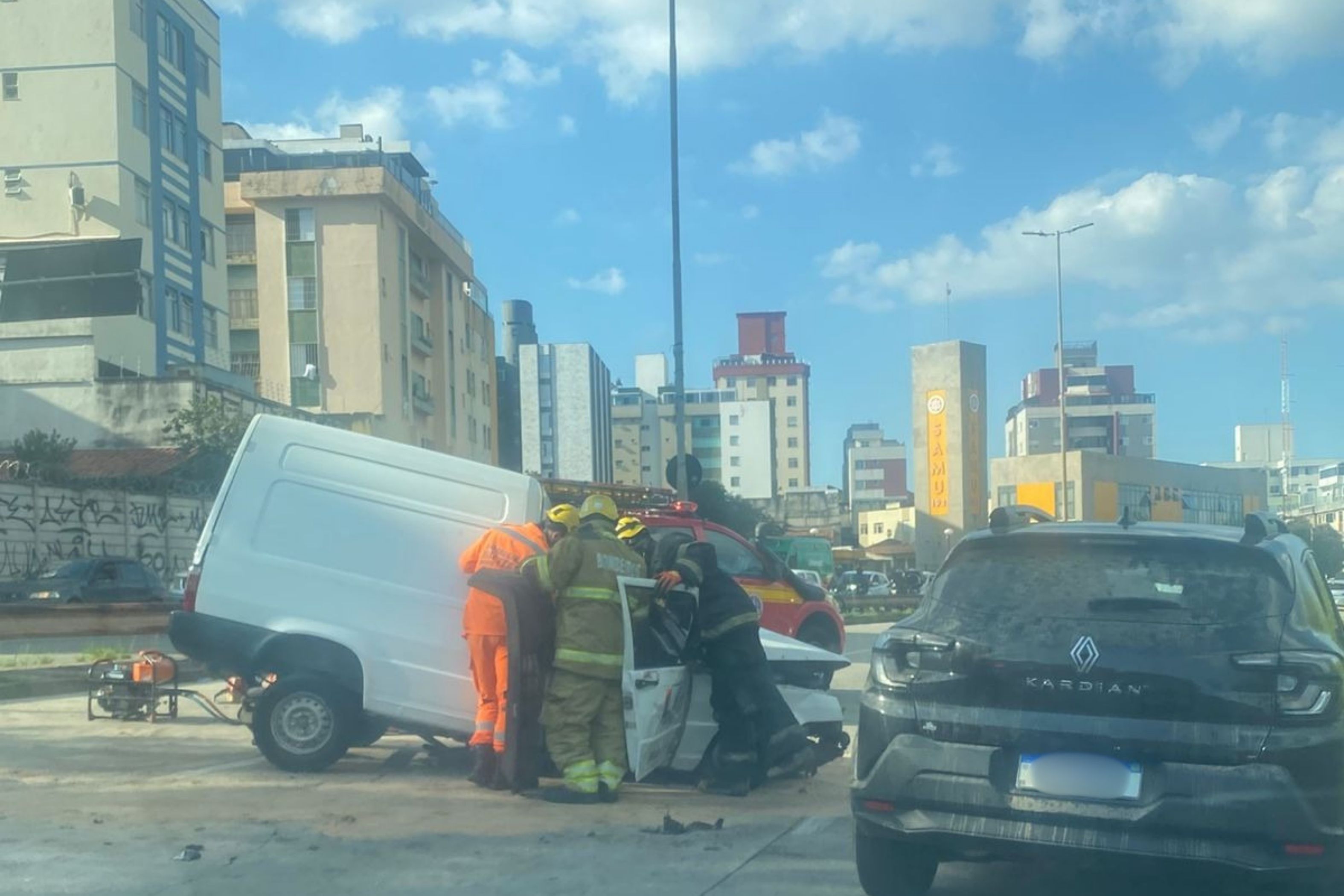 Motorista morre após perder controle de direção e bater em poste na Via Expressa, em BH
