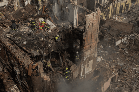 Bombeiros atuam em resgates após bombardeio fatal promovido pela Rússia