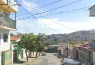 Ônibus atinge poste, invade casa e quase 200 imóveis sem luz em BH