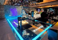 Conheça o bar no subsolo de BH com drinques autorais e robô bartender