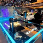 Conheça o bar no subsolo de BH com drinques autorais e robô bartender