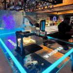 Conheça o bar no subsolo de BH com drinques autorais e robô bartender