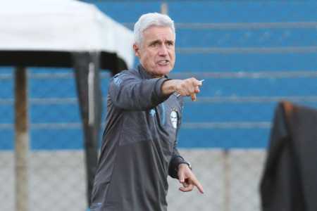 Luís Castro treina o Grêmio para o GreNal
