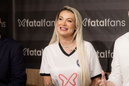 Andressa Urach com a camisa do Operário durante o anúncio oficial do novo patrocínio